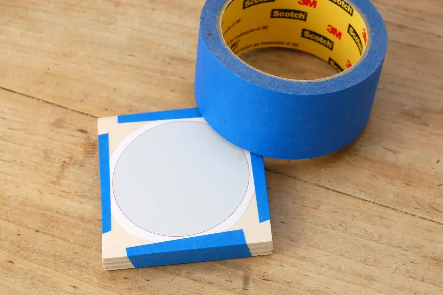 20-02-herbstrauschen-deko-laubsaege-dekupiersaege-vorlage-sperrholz-blue-tape-stapel-fixieren