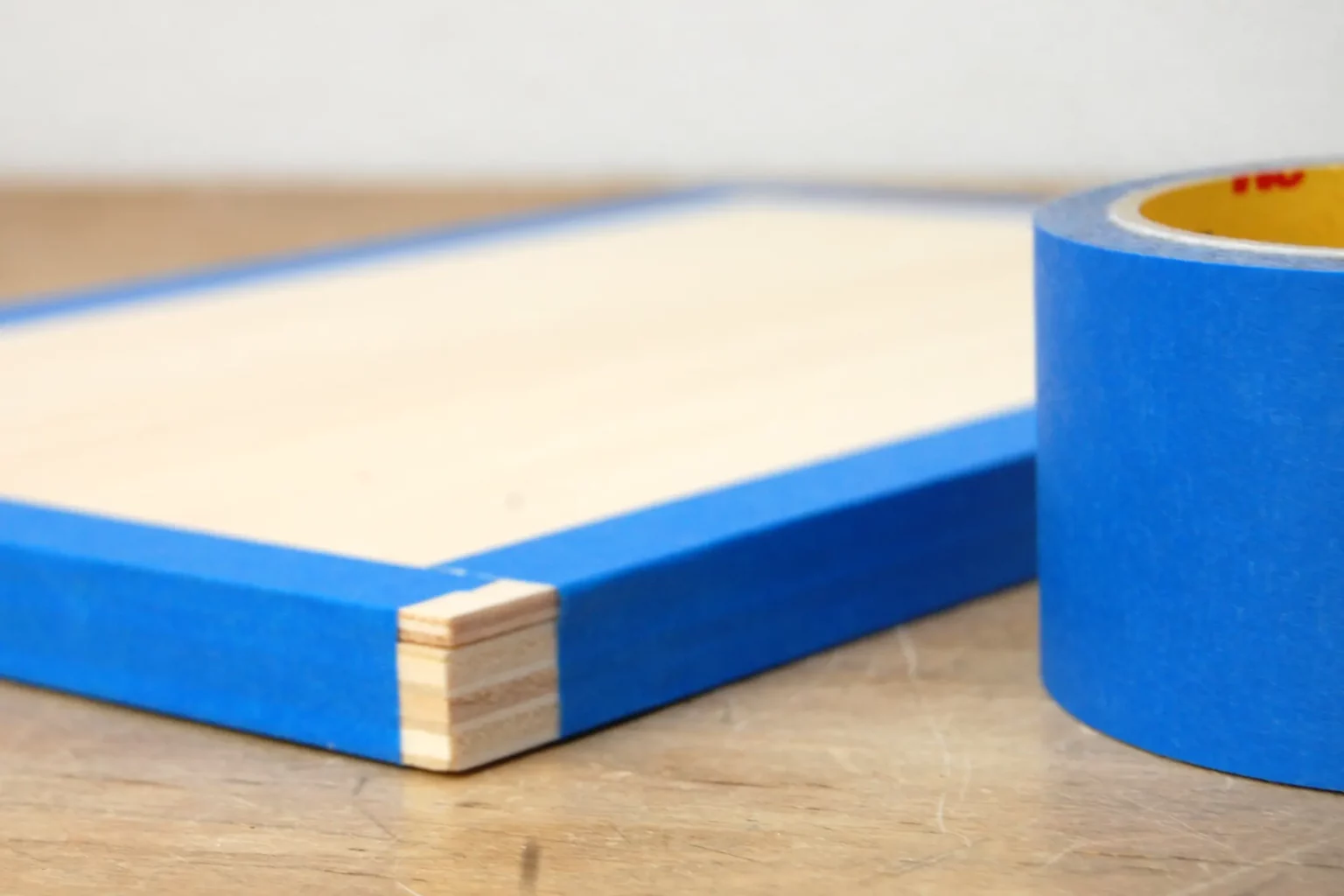 20-02-verkleidete-kuerbisse-halloween-deko-laubsaege-dekupiersaege-vorlage-sperrholz-blue-tape-stapel-fixieren-entlang-kanten