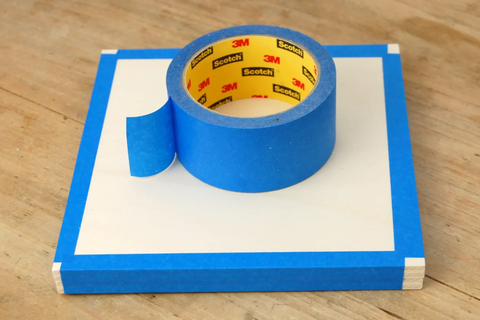 20-02-verschnoerkelt-deko-laubsaege-dekupiersaege-vorlage-zwei-sperrholzplatten-blue-tape-stapel-fixieren