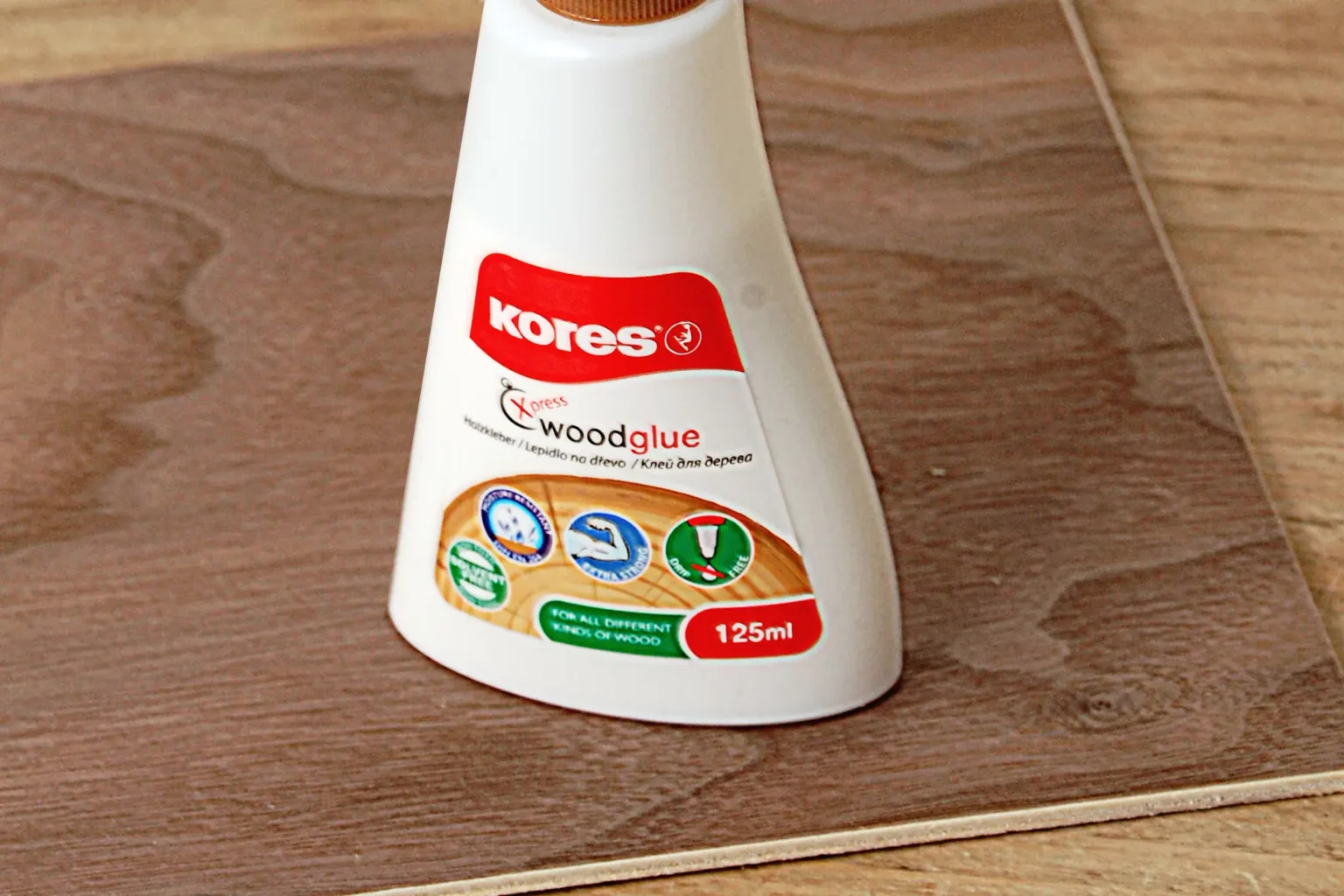 20-02a-herbsttaschen-aus-holz-laubsaege-dekupiersaege-vorlage-sperrholz-grossflaechige-leim-auftragen-furnierpapier-aufleimen