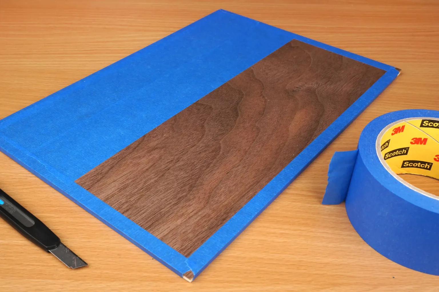 20-03-insektenkunde-deko-laubsaege-dekupiersaege-vorlage-sperrholz-furnierpapier-blue-tape-stapel-oberflaeche-bekleben