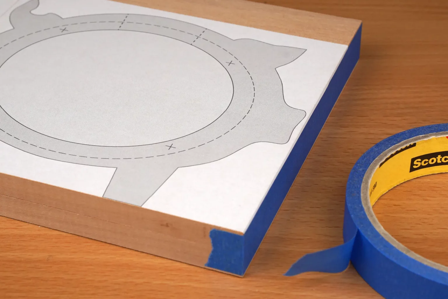 20-03-sparschwein-diy-laubsaege-dekupiersaege-vorlage-massivholzplatten-blue-tape-stapel-fixieren