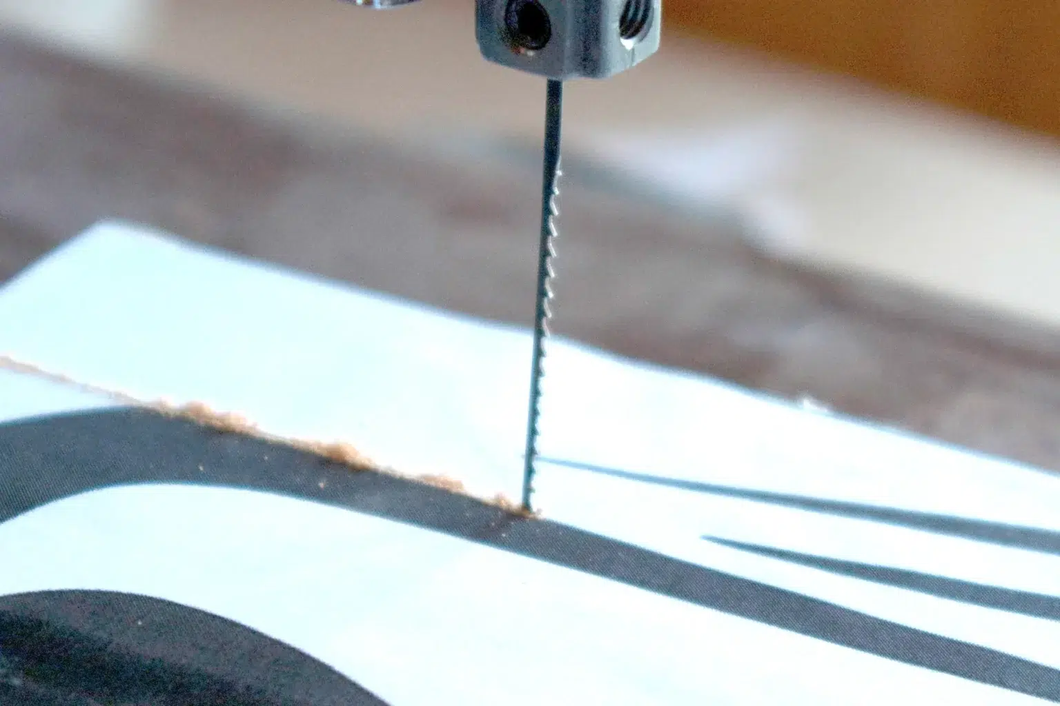 20-03-weingenuss-wanddeko-laubsaege-dekupiersaege-vorlage-motiv-aussaegen