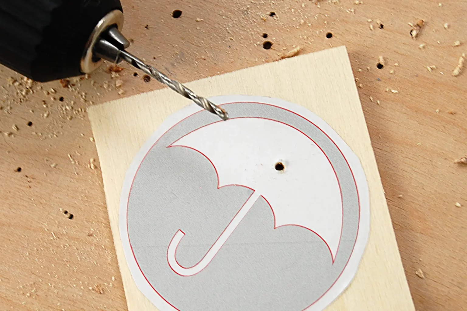 20-03b-herbstrauschen-deko-laubsaege-dekupiersaege-vorlage-saegeblattdurchfuehrungen-bohren