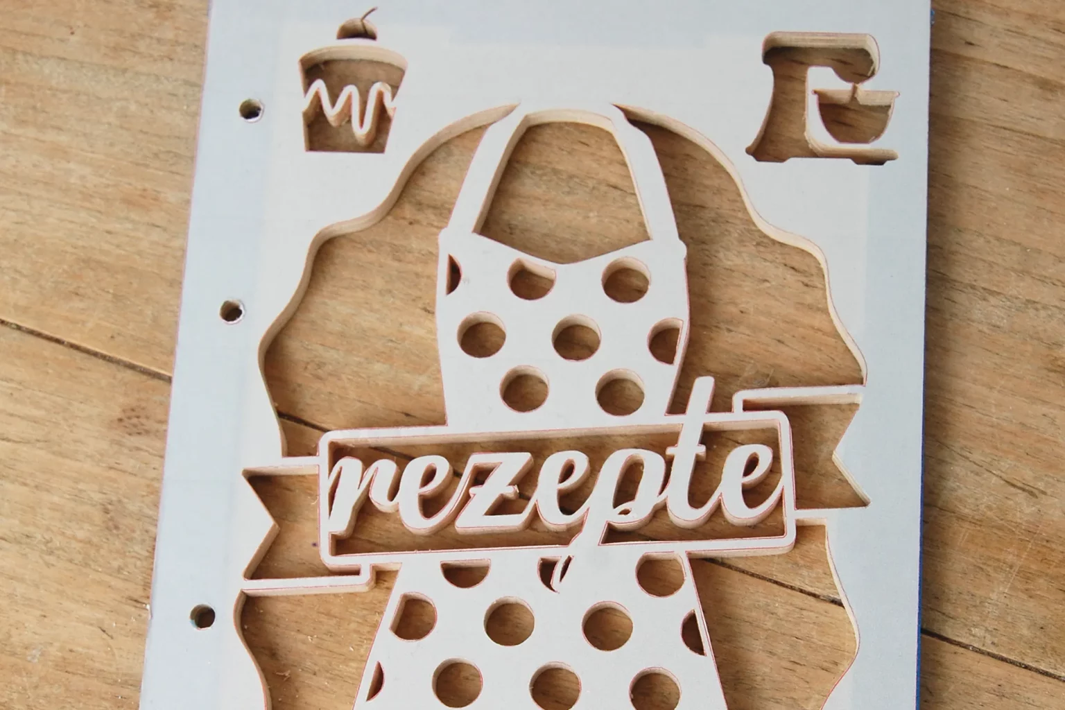 20-04-diy-rezeptbuecher-kueche-laubsaege-dekupiersaege-vorlage-innenschnitte-saegen