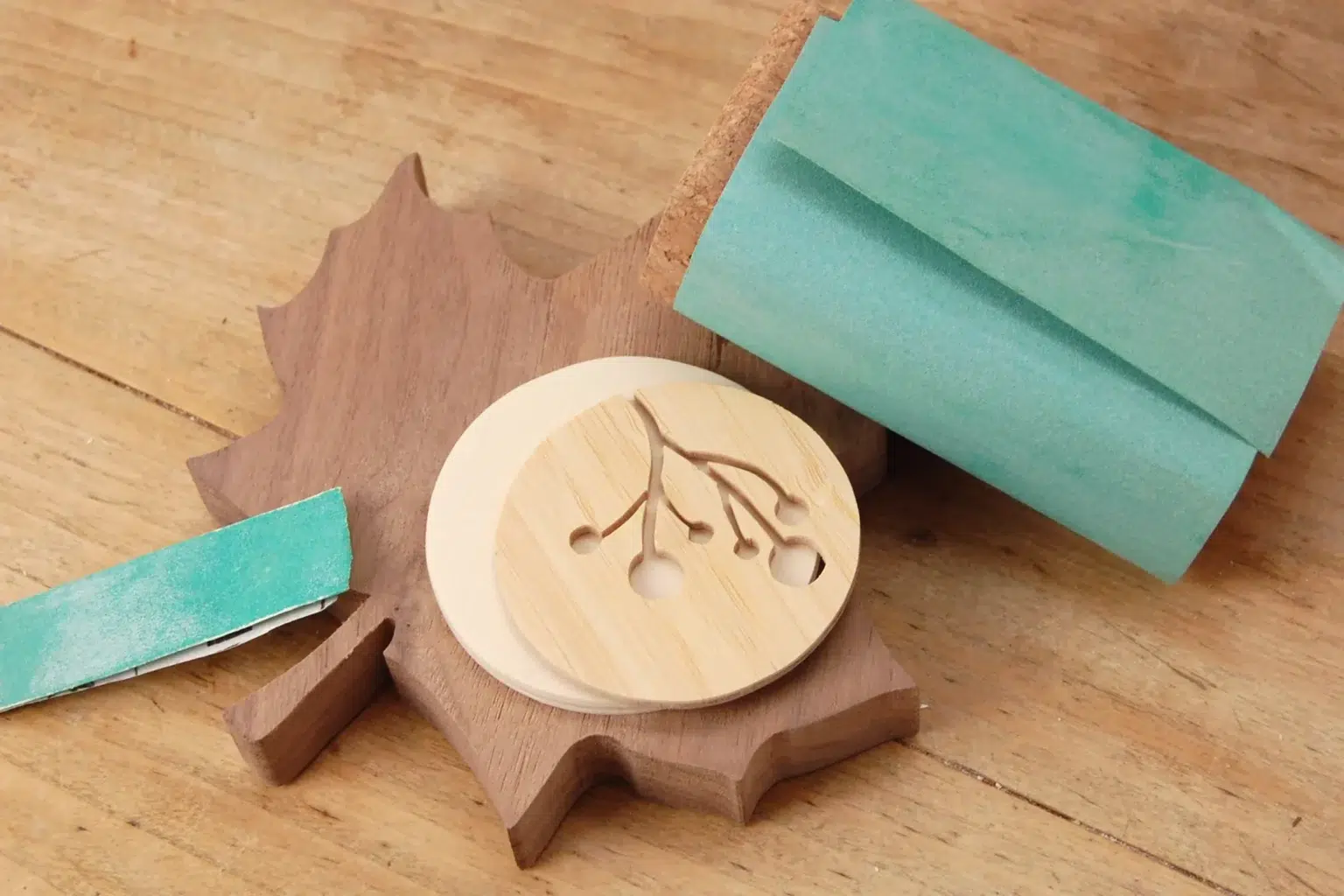 20-04-herbstrauschen-deko-laubsaege-dekupiersaege-vorlage-teile-verputzen-schleifen-schleifpapier-schleifblock