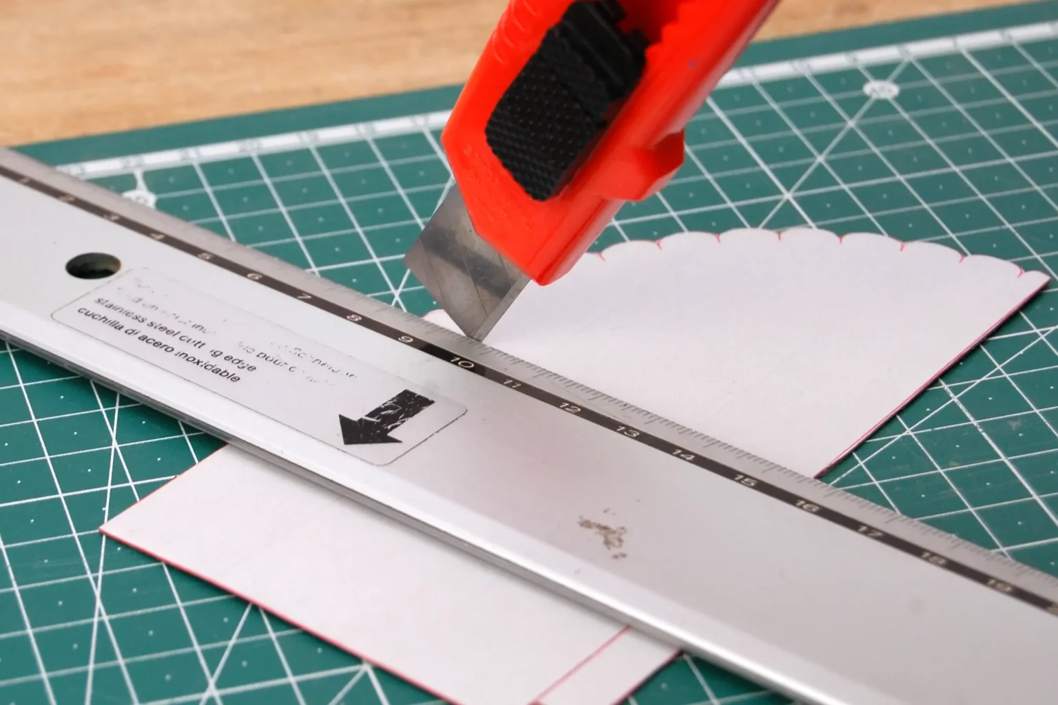 20-04-liebe-glueck-und-hoffnung-buchecken-laubsaege-dekupiersaege-vorlage-faltlinien-einritzen-cutter