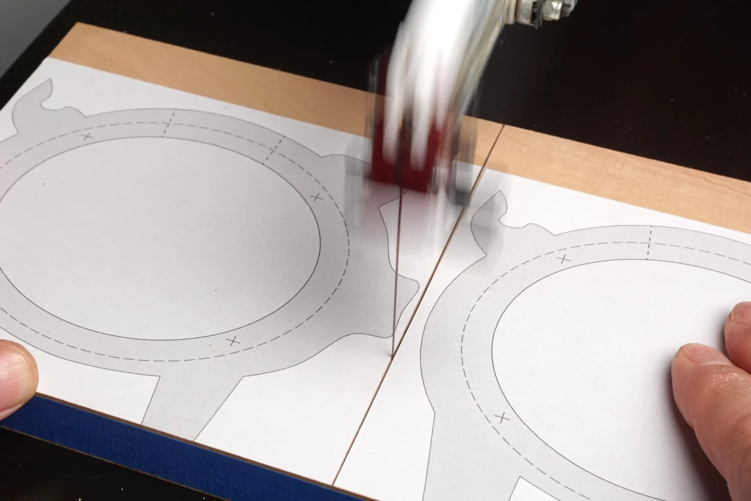 20-04-sparschwein-diy-laubsaege-dekupiersaege-vorlage-massivholzplatten-zurechtsaegen-erstes-sparschwein-abtrennen