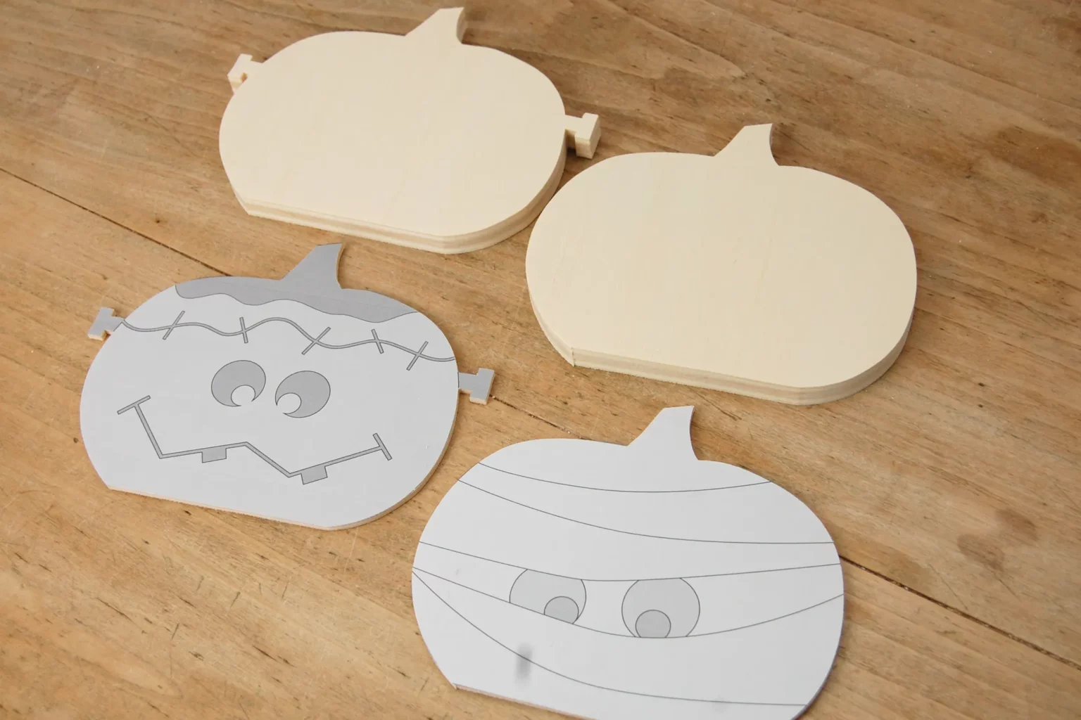 20-04-verkleidete-kuerbisse-halloween-deko-laubsaege-dekupiersaege-vorlage-kuerbisse-aussaegen-stapel-trennen