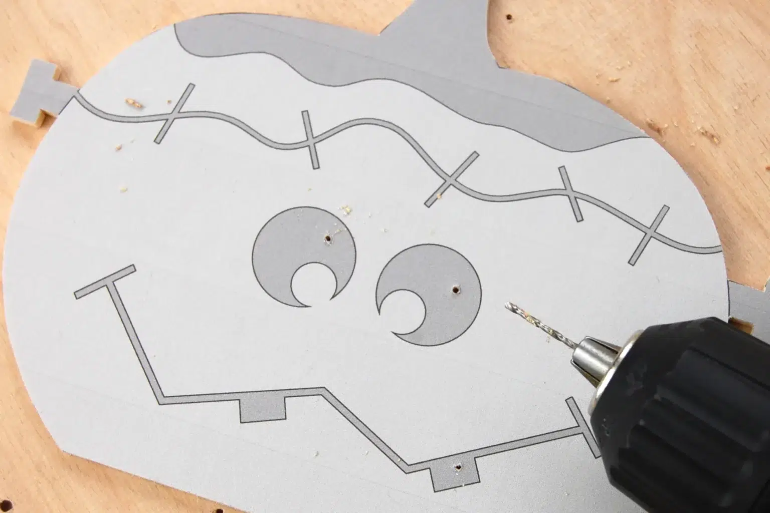 20-05-verkleidete-kuerbisse-halloween-deko-laubsaege-dekupiersaege-vorlage-motivschicht-saegeblattdurchfuehrungen-bohren