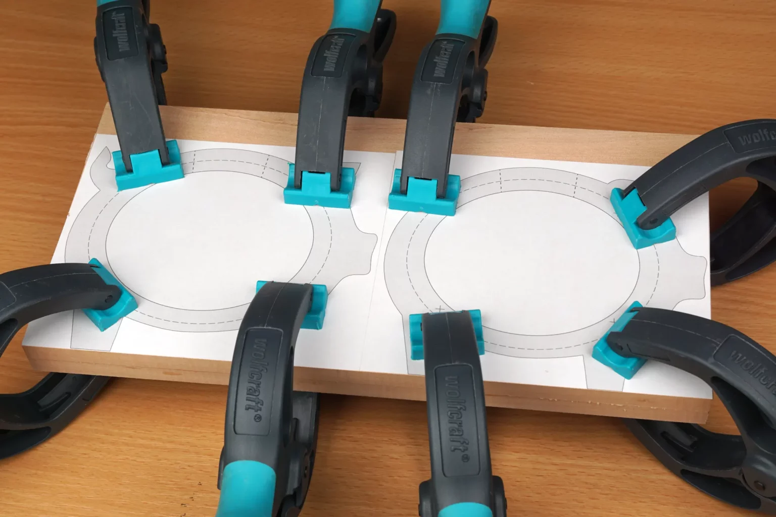 20-06-sparschwein-diy-laubsaege-dekupiersaege-vorlage-grosse-platten-verleimen-spannen-spannklemmen