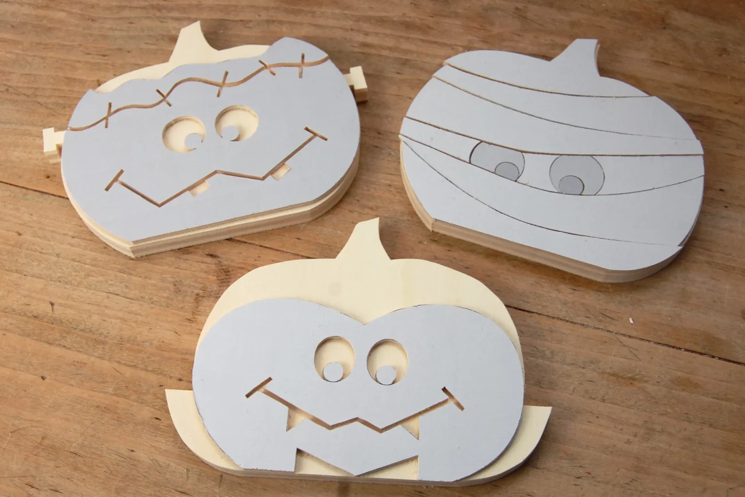 20-06-verkleidete-kuerbisse-halloween-deko-laubsaege-dekupiersaege-vorlage-motivschicht-saegen