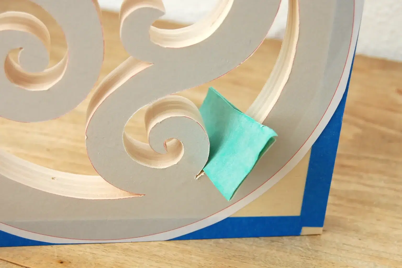 20-06-verschnoerkelt-deko-laubsaege-dekupiersaege-vorlage-kanten-verputzen-schleifen-schleifpapier-stapel