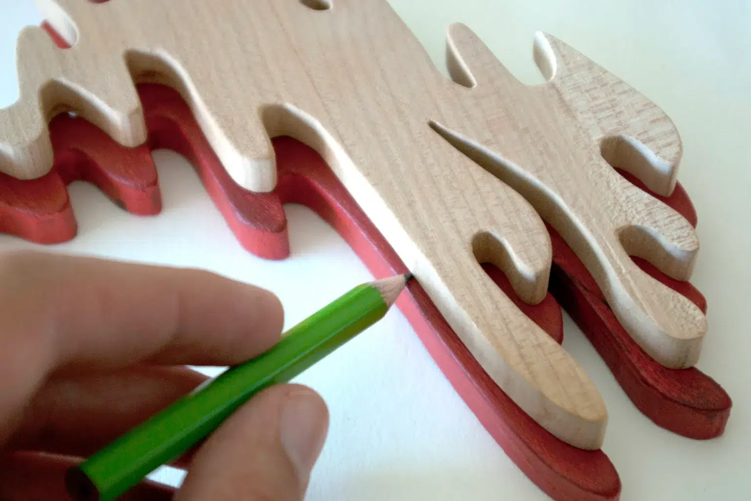 20-06a-weingenuss-wanddeko-laubsaege-dekupiersaege-vorlage-position-markieren