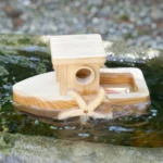 39-schlussbild-01-holzboot-mit-antrieb-spielzeug-diy-laubsaege-dekupiersaege-vorlage