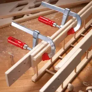 bessey-leicht-schraubzwinge-in-u-form-lmu15-5-anwendungsbeispiel