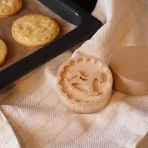 keksstempel-schaukelpferd-backen-winter-weihnachten-diy-digitale-laubsaegevorlage-anwendung