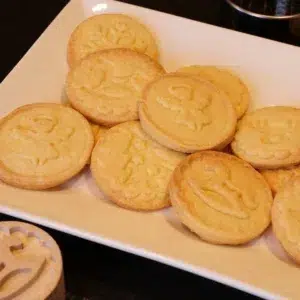 keksstempel-schaukelpferd-backen-winter-weihnachten-diy-digitale-laubsaegevorlage-anwendung-kekse