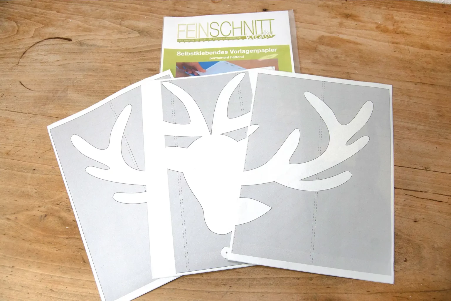 17-01-gemuetliches-chaletgefuehl-hirsch-garderobe-laubsaege-dekupiersaege-vorlage-drucken-vorlagenpapier-selbstklebend