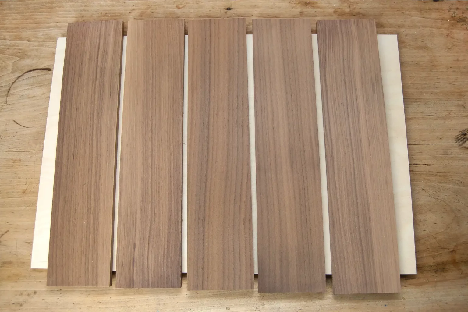 17-02-gemuetliches-chaletgefuehl-hirsch-garderobe-laubsaege-dekupiersaege-vorlage-massivholz-nussbaum-sperrholzplatte-bereitlegen