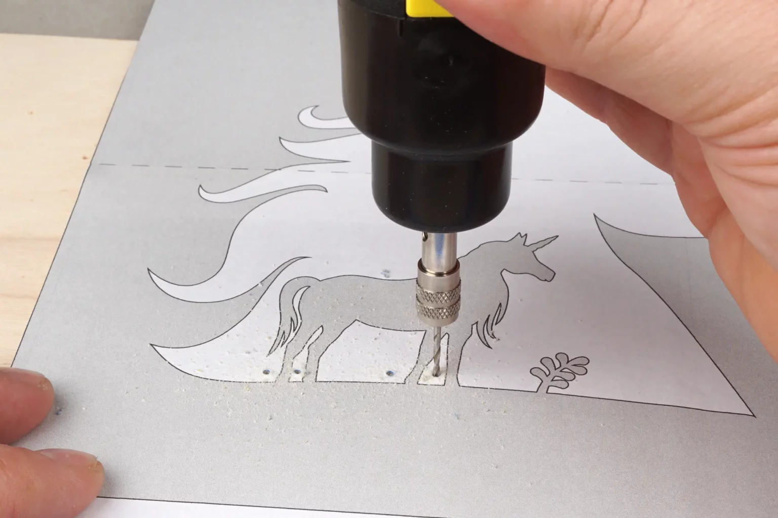 17-03-einhorn-lichtbox-deko-laubsaege-dekupiersaege-vorlage-saegeblattdurchfuehrungen-bohren