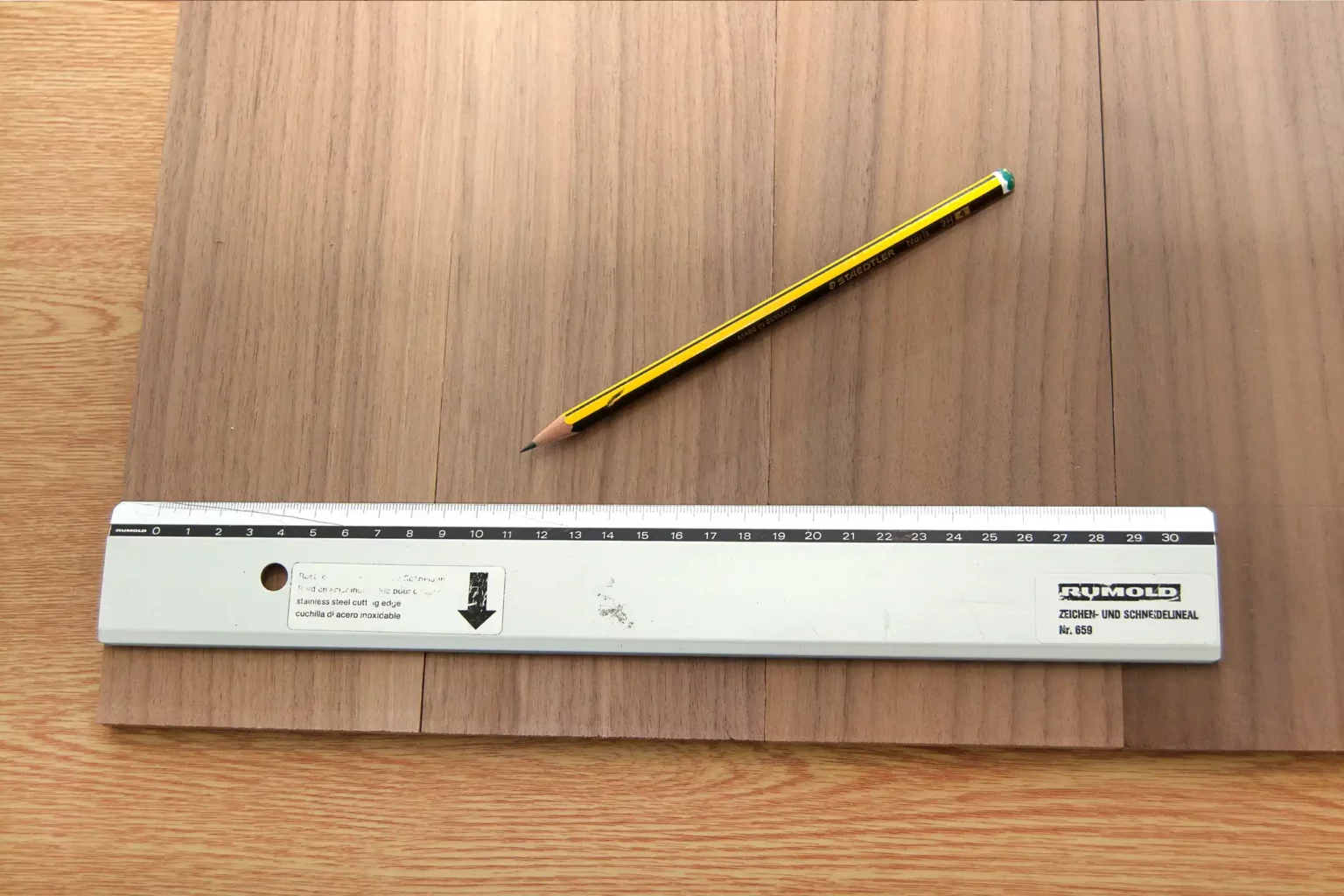 17-03-gemuetliches-chaletgefuehl-hirsch-garderobe-laubsaege-dekupiersaege-vorlage-massivholz-laenge-anzeichnen