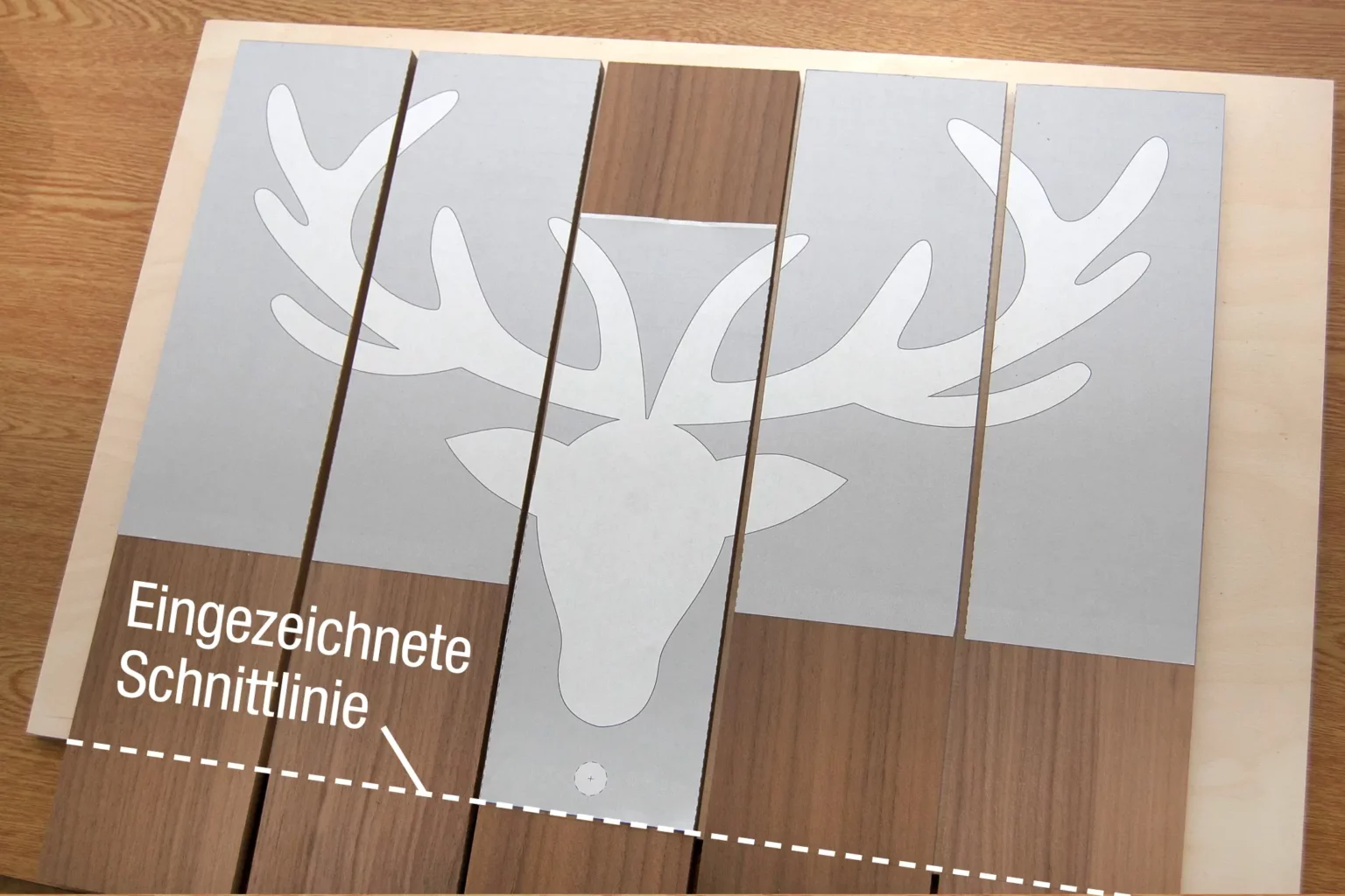 17-04-gemuetliches-chaletgefuehl-hirsch-garderobe-laubsaege-dekupiersaege-vorlage-vorlagenpapier-aufkleben-passgenauigkeit-pruefen