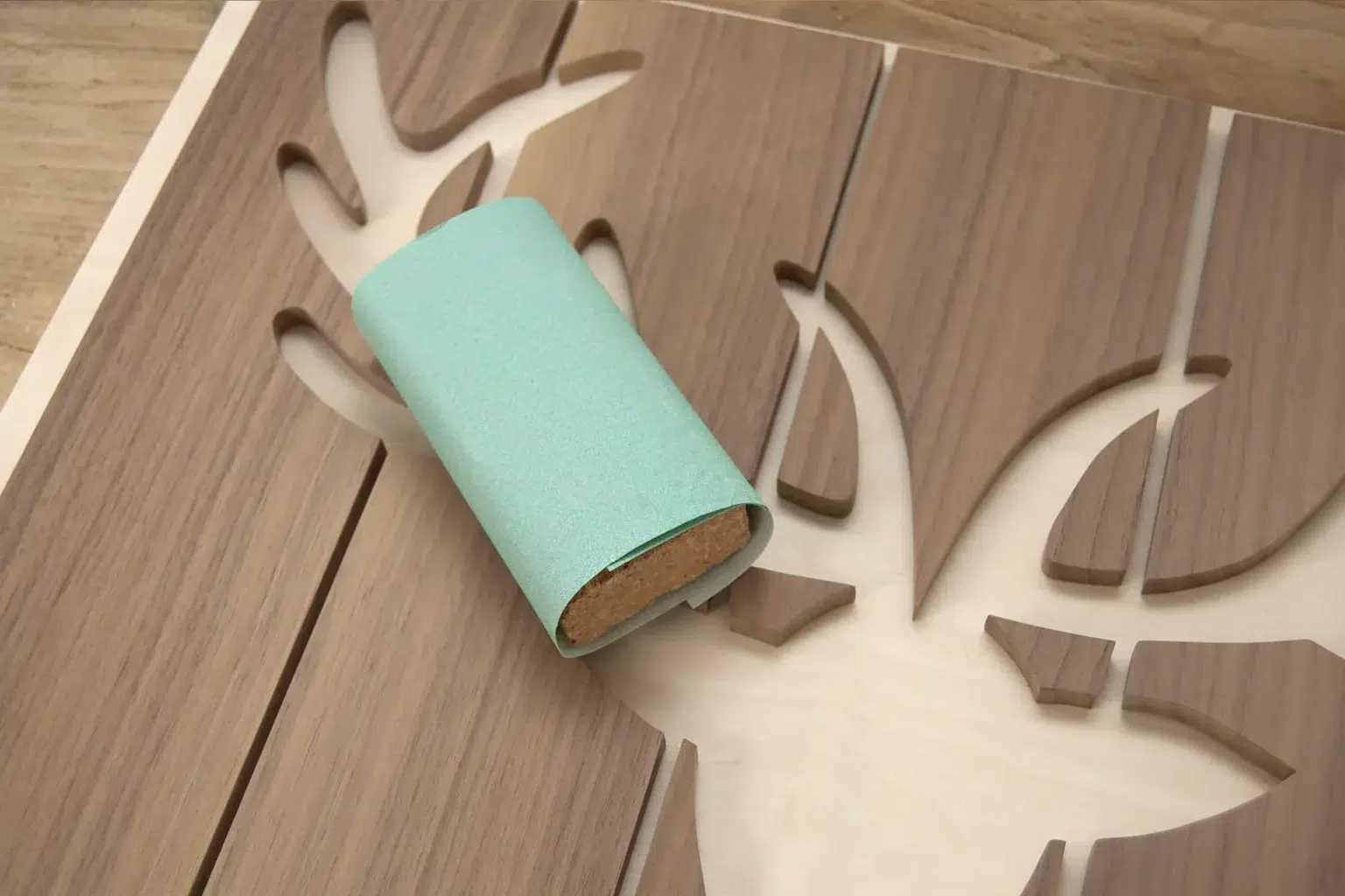 17-06-gemuetliches-chaletgefuehl-hirsch-garderobe-laubsaege-dekupiersaege-vorlage-teile-verputzen-schleifen-schleifpapier-schleifblock