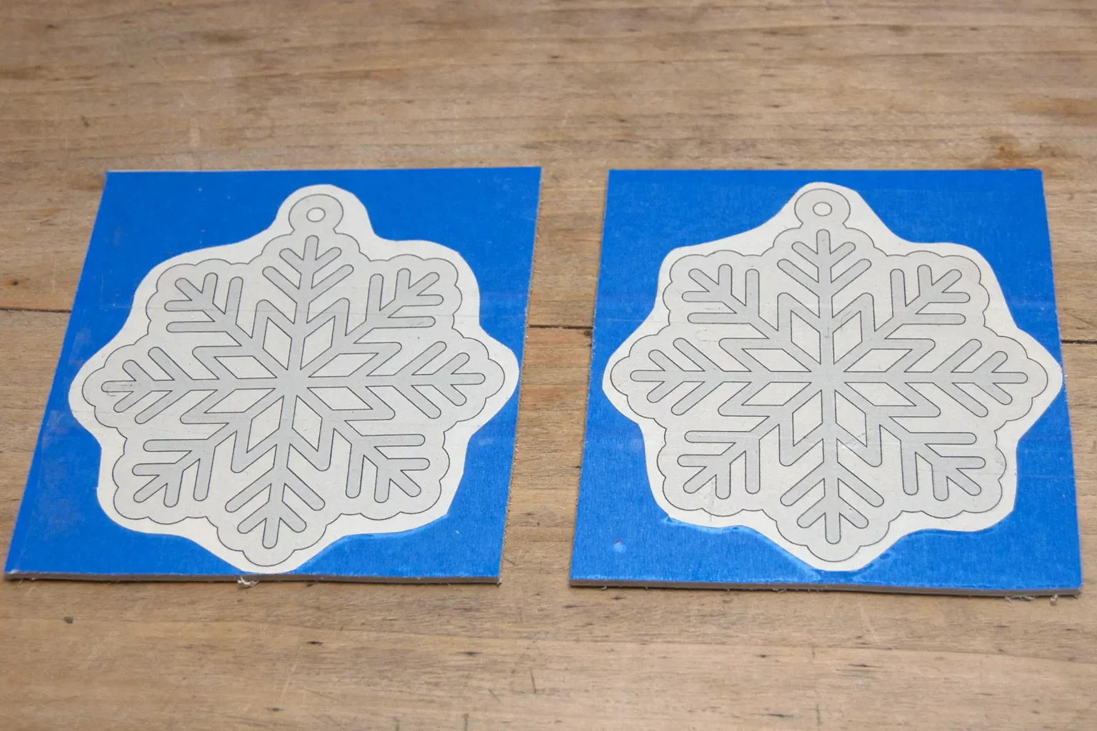 13-01-dreaming-of-a-white-christmas-schneekristalle-laubsaege-dekupiersaege-vorlage-drucken-sperrholz-blue-tape-vorlage-aufkleben