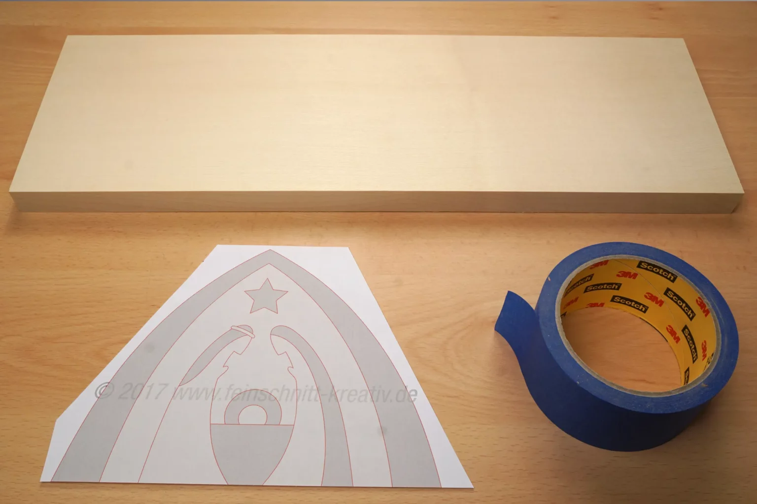 13-01-kleine-weihnachtskrippe-deko-laubsaege-dekupiersaege-vorlage-drucken-massivholz-bereitleigen-blue-tape