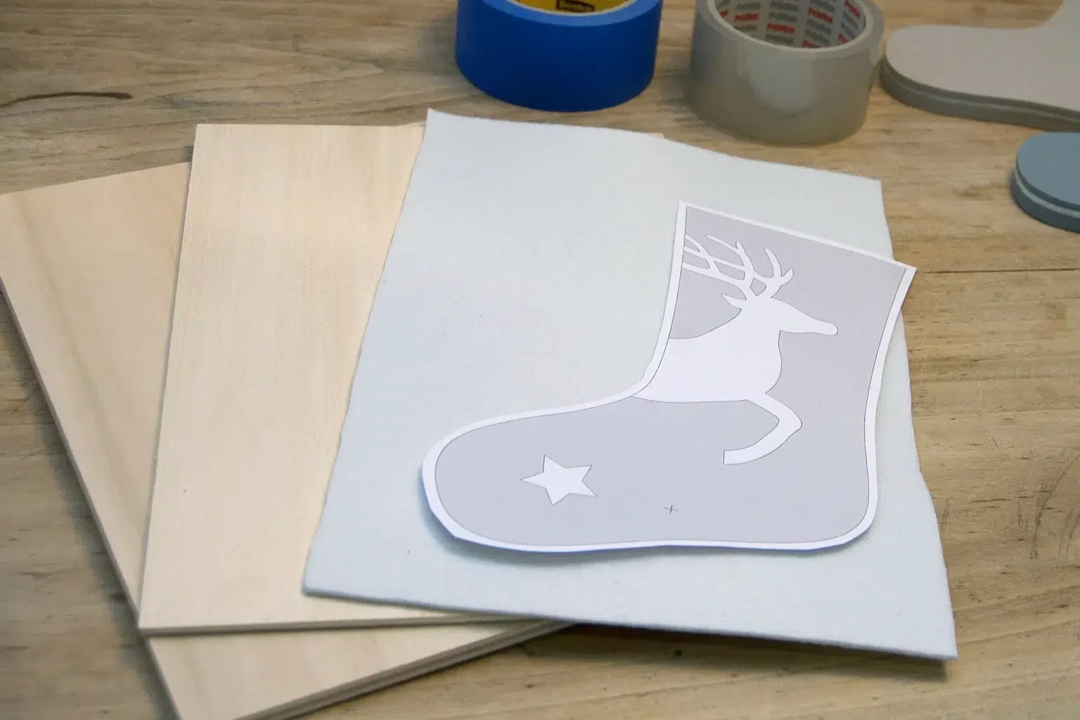 13-01-weihnachtsstiefel-deko-laubsaege-dekupiersaege-vorlage-drucken-zuschneiden-materialien-bereitlegen-sperrholz-filz
