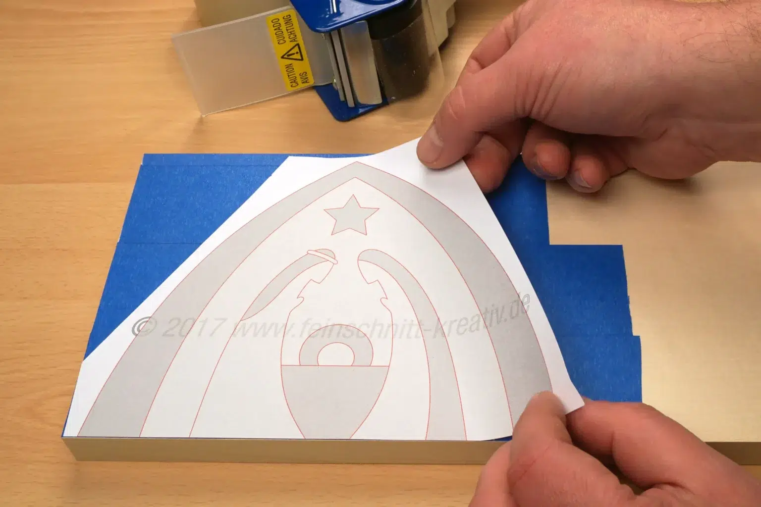 13-02-kleine-weihnachtskrippe-deko-laubsaege-dekupiersaege-vorlage-oberflaeche-massivholz-blue-tape-bekleben-vorlage-an-kante-aufkleben