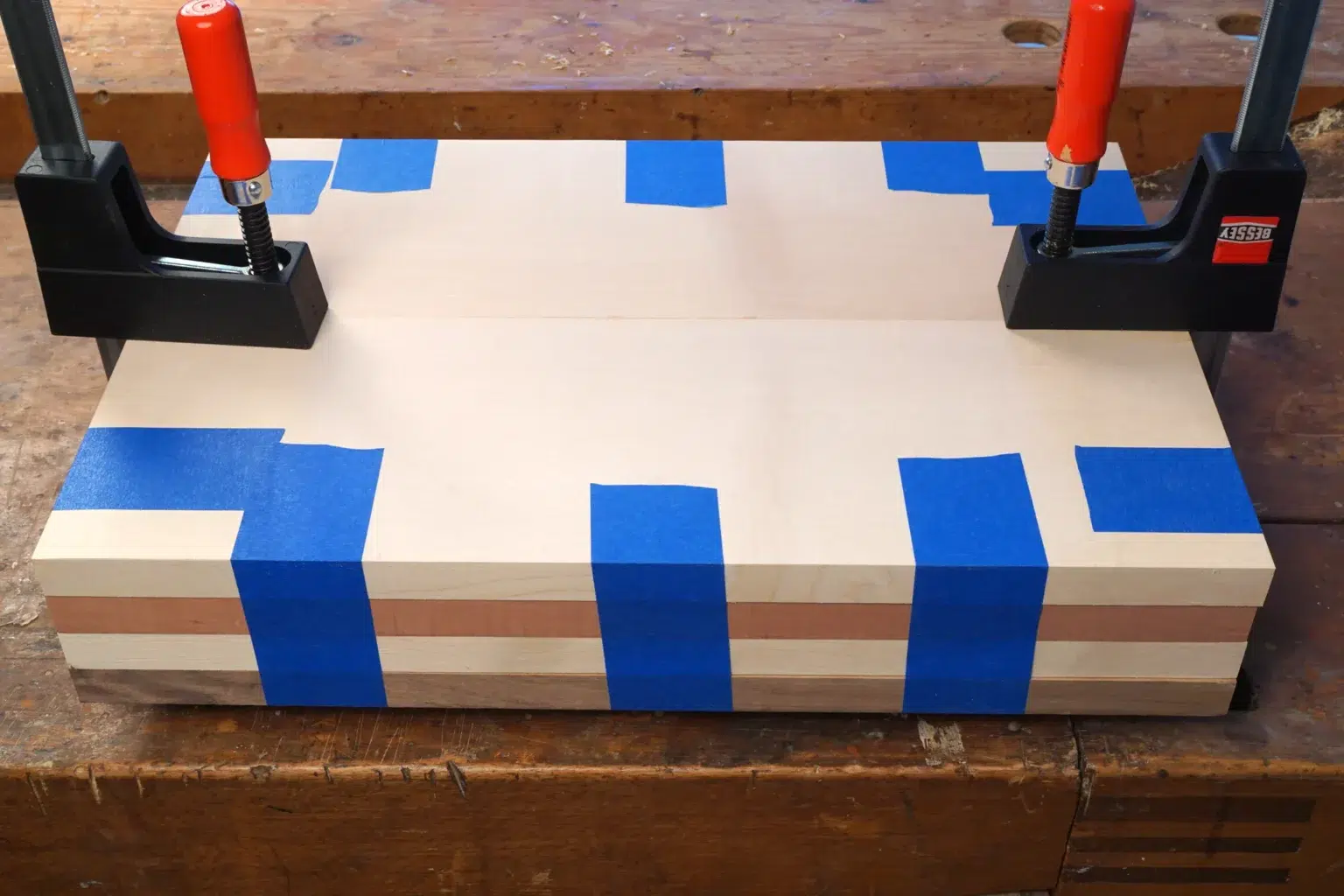 13-02-kuechenbrett-schneidebrett-laubsaege-dekupiersaege-vorlage-massivholz-blue-tape-schraubzwingen-stapel-fixieren