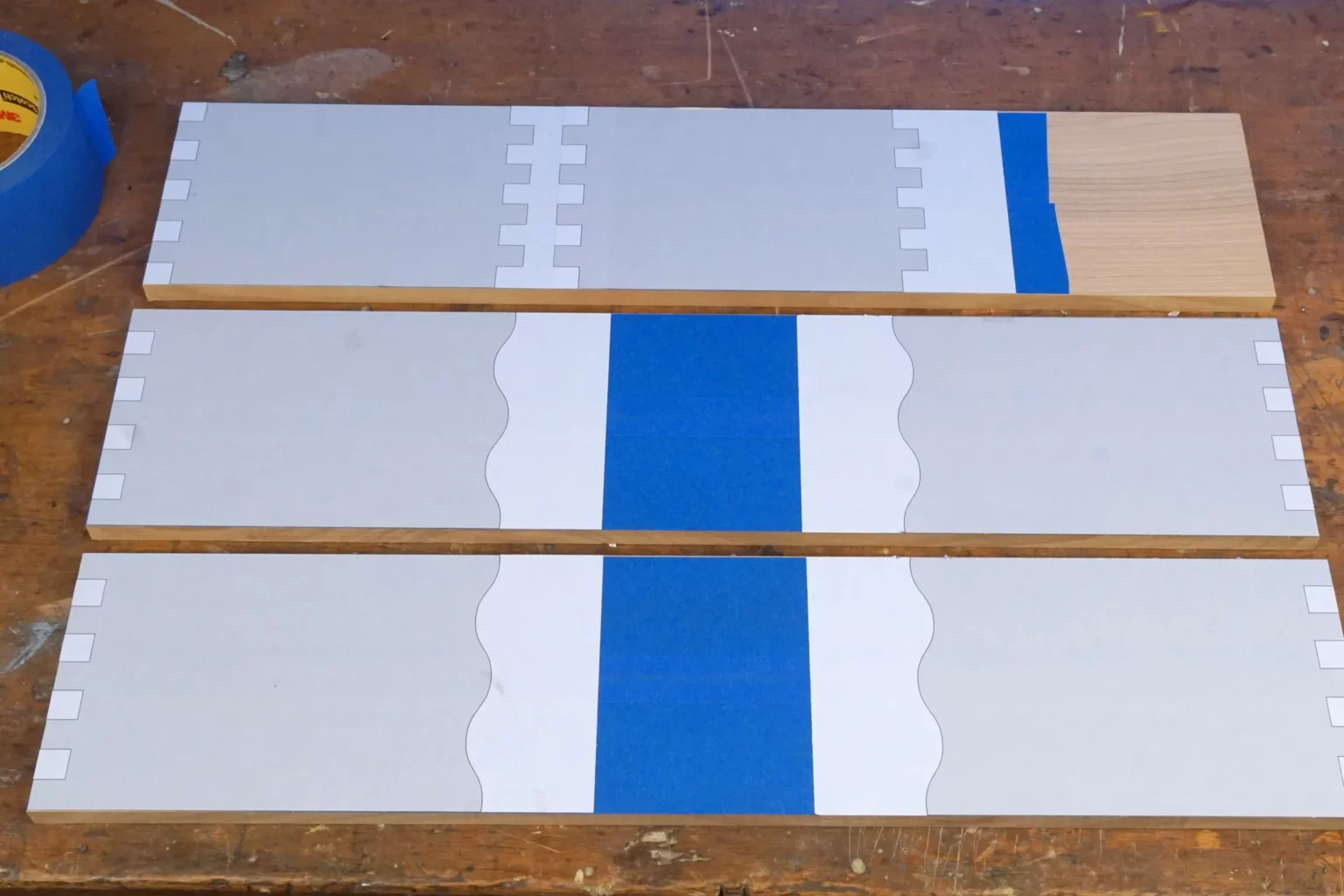 13-02-toene-in-holz-schlitztrommel-spielzeug-laubsaege-dekupiersaege-vorlage-oberflaeche-bekleben-blue-tape-vorlage-aufkleben