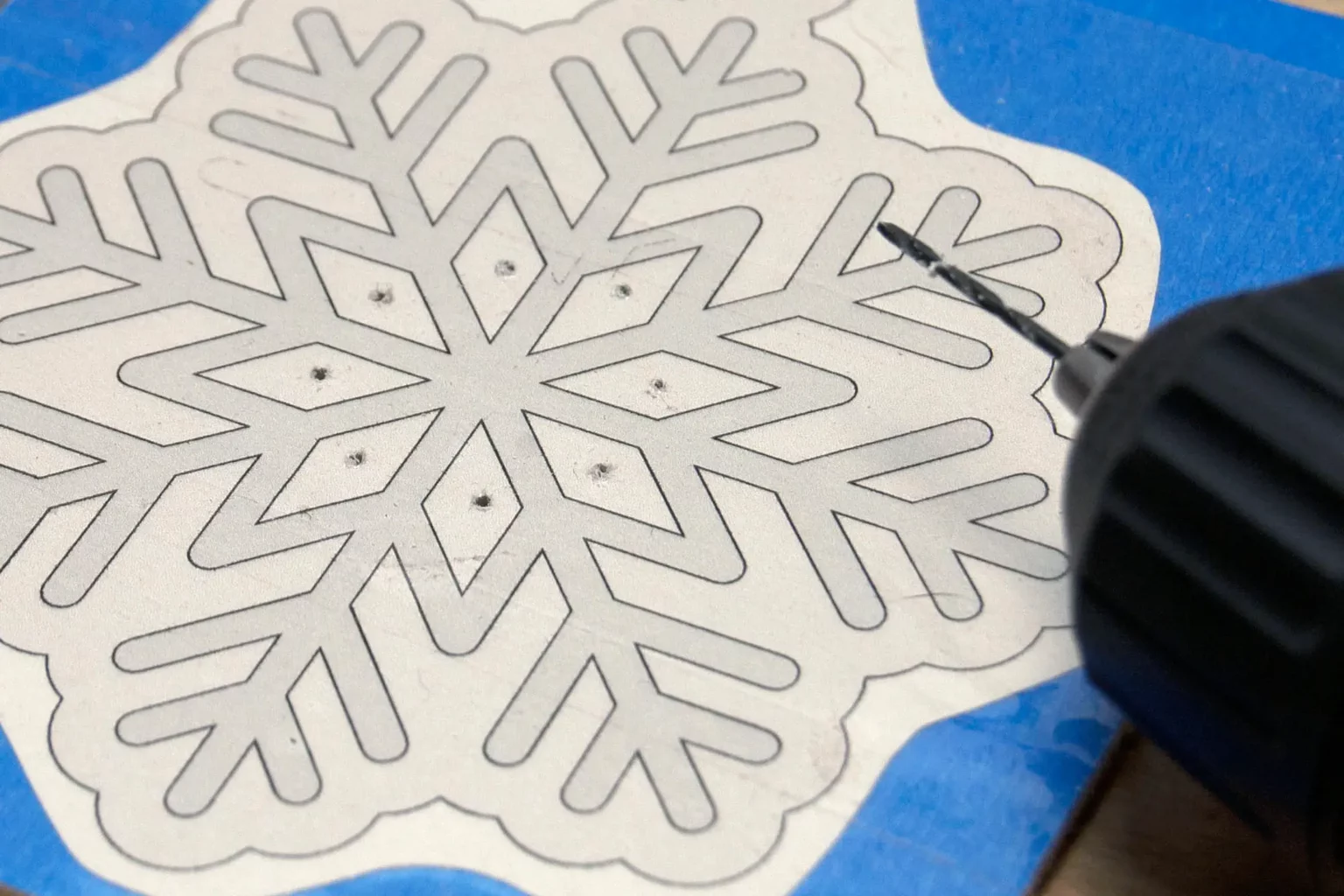 13-02a-dreaming-of-a-white-christmas-schneekristalle-laubsaege-dekupiersaege-vorlage-saegeblattdurchfuehrungen-bohren