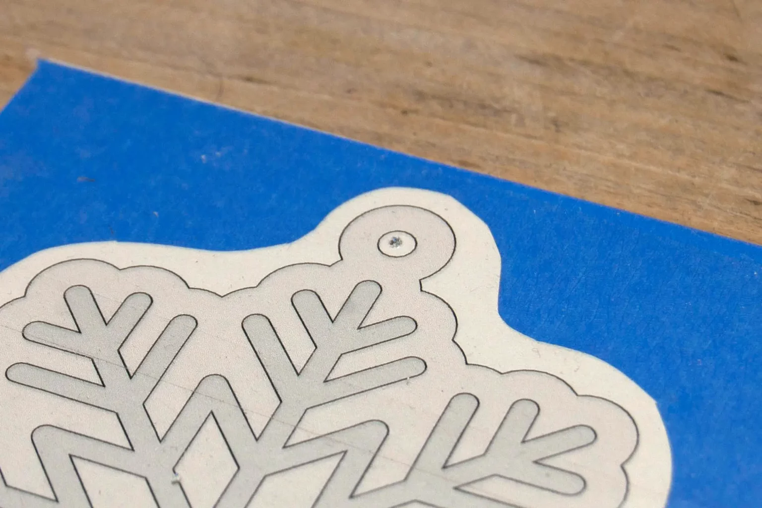 13-02b-dreaming-of-a-white-christmas-schneekristalle-laubsaege-dekupiersaege-vorlage-saegeblattdurchfuehrungen-bohren