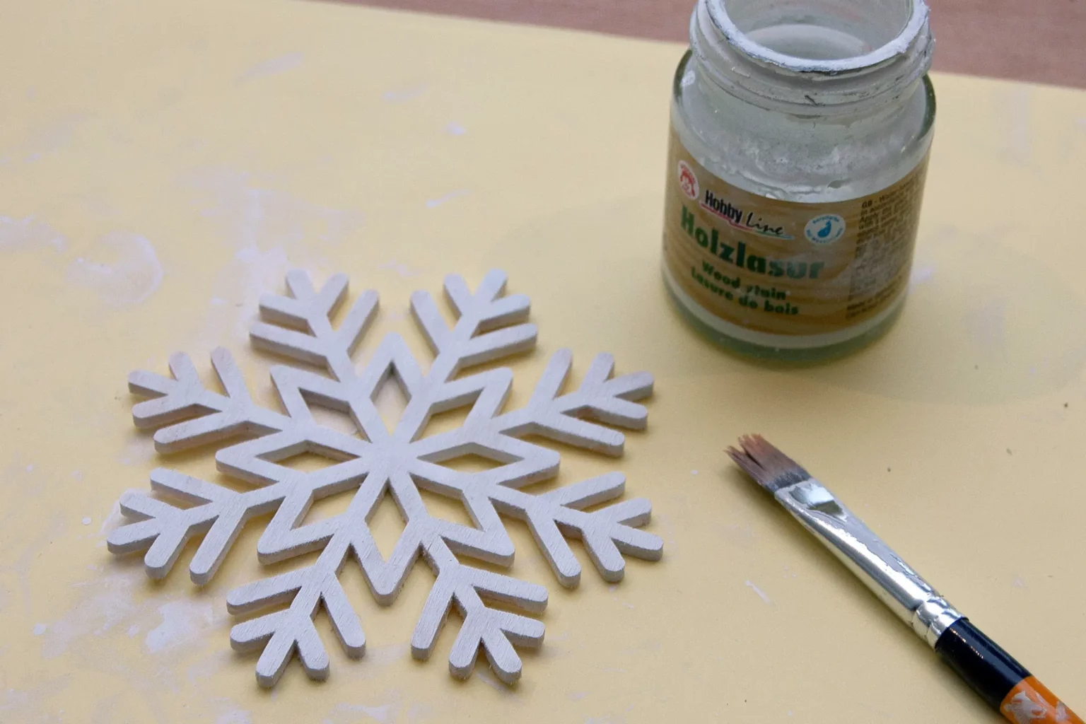 13-03-dreaming-of-a-white-christmas-schneekristalle-laubsaege-dekupiersaege-vorlage-schneekristall-bemalen-holzlasur