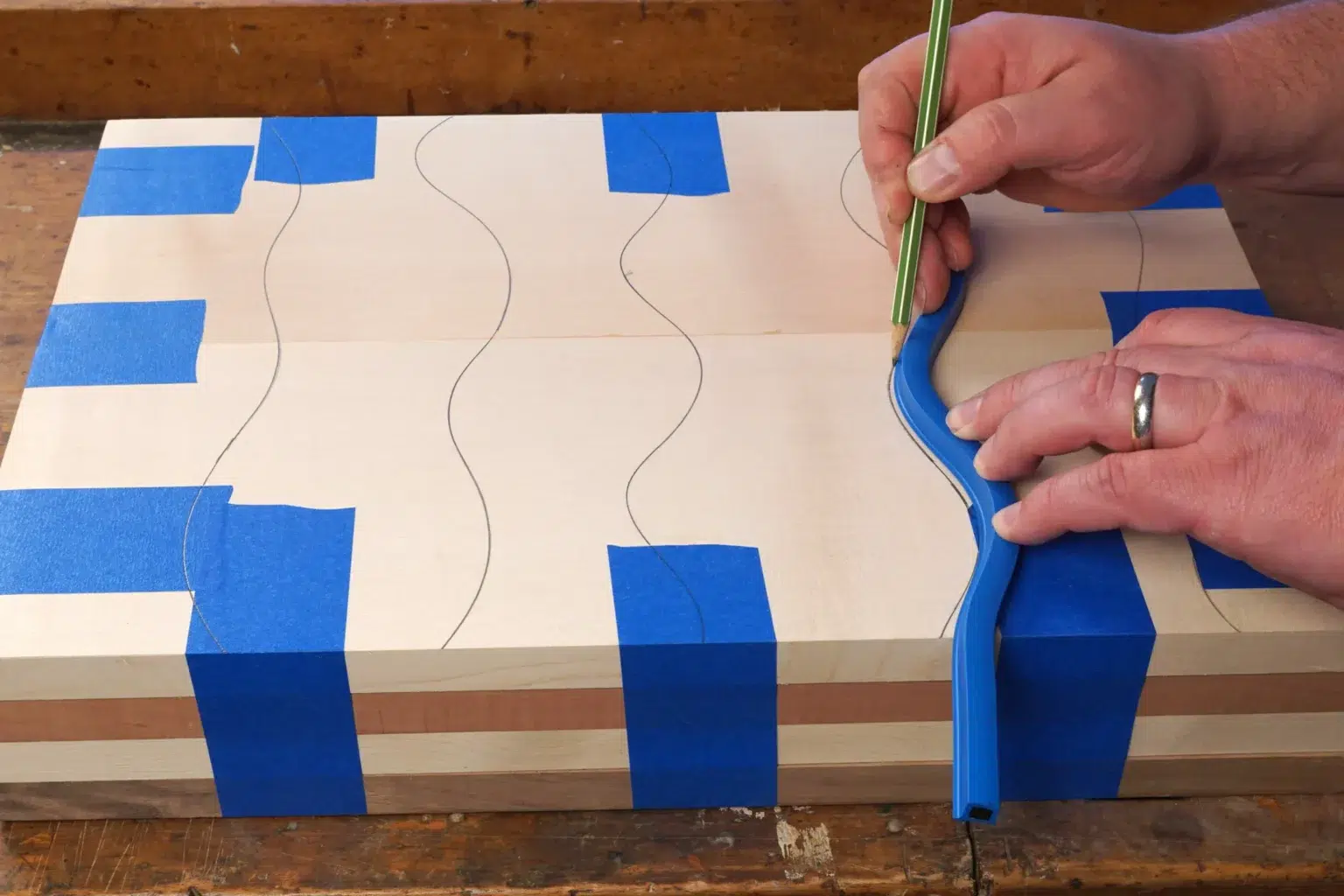 13-03-kuechenbrett-schneidebrett-laubsaege-dekupiersaege-vorlage-stapel-wellenlinien-saegelinien-aufzeichnen-kurvenlinieal