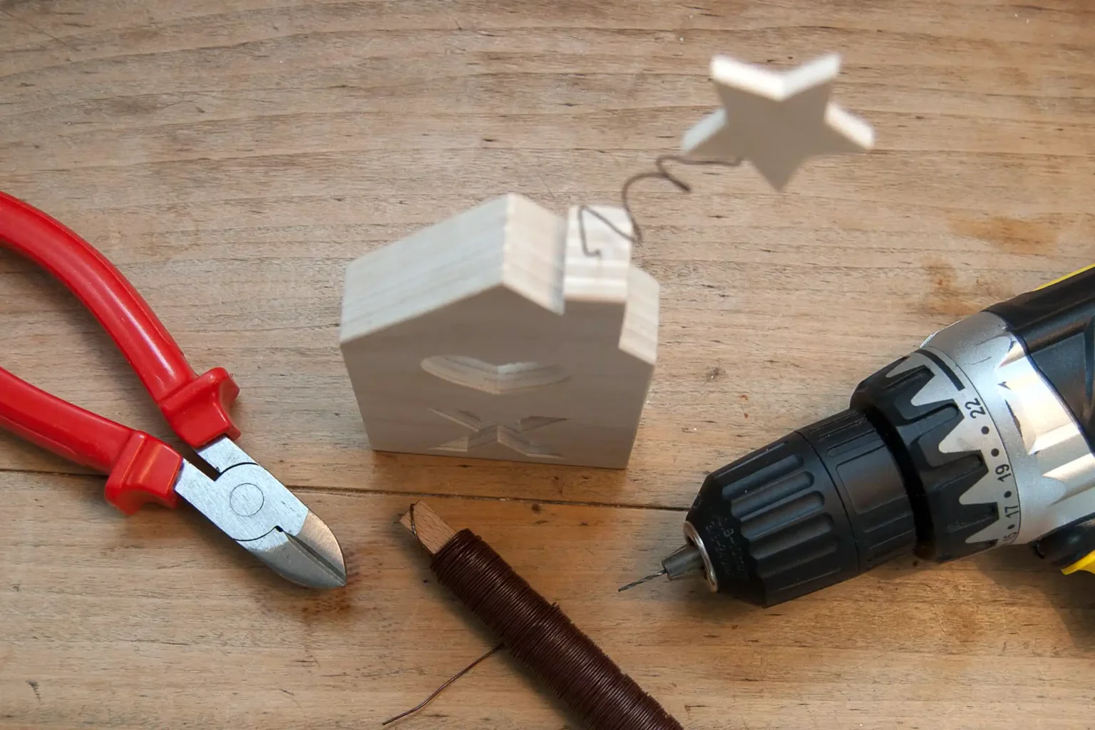 13-03-weihnachtsallee-deko-laubsaege-dekupiersaege-vorlage-draht-zuschneiden-loecher-bohren-draht-einstecken