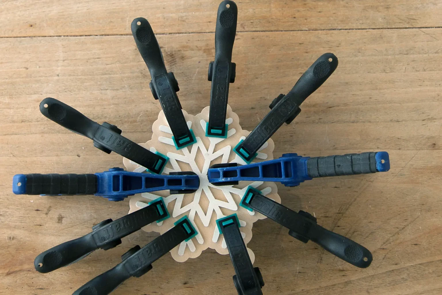 13-04-dreaming-of-a-white-christmas-schneekristalle-laubsaege-dekupiersaege-vorlage-schneekristall-mit-grundplatte-verleimen