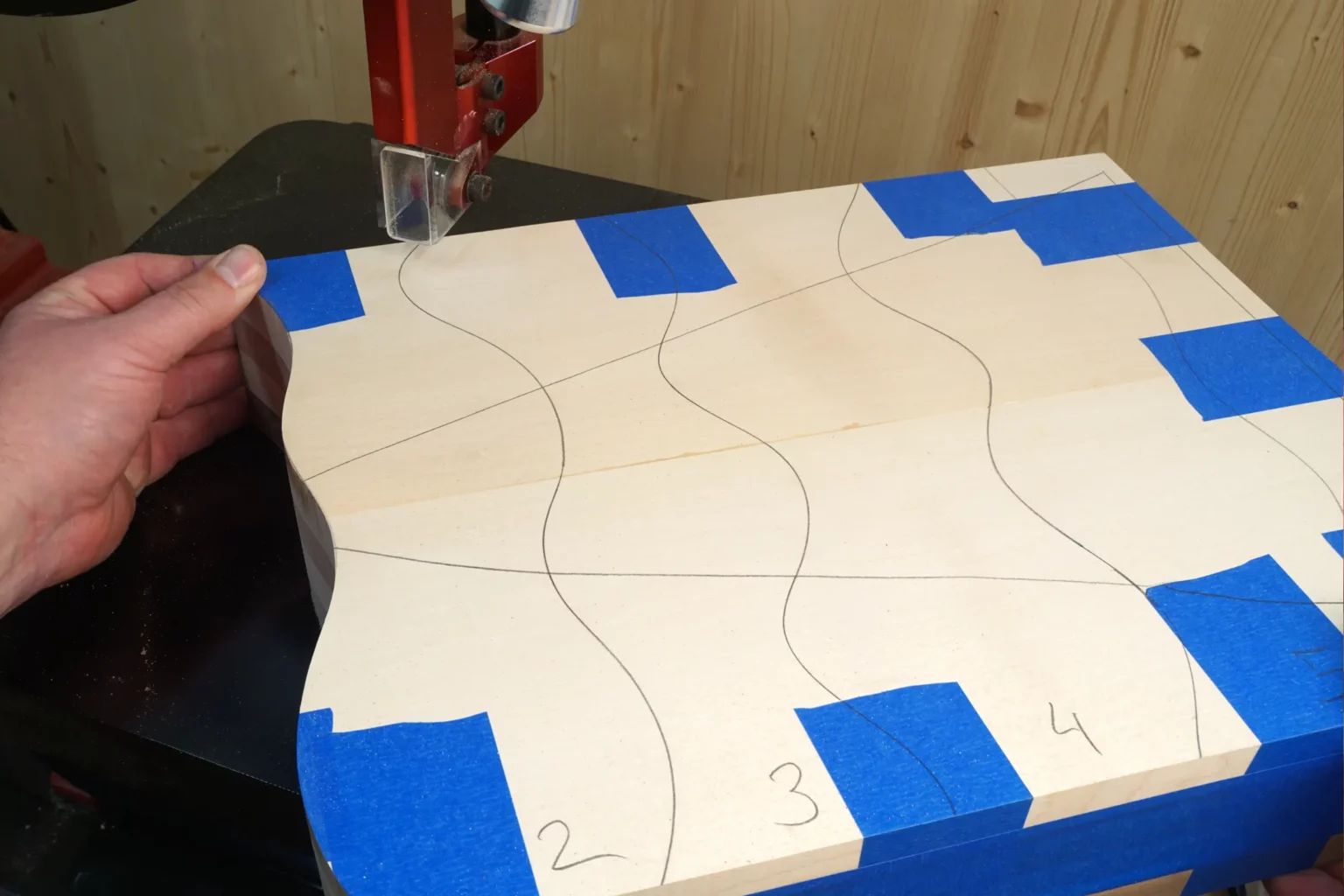 13-04-kuechenbrett-schneidebrett-laubsaege-dekupiersaege-vorlage-stapel-nummerieren-blue-tape-fixieren-aussaegen