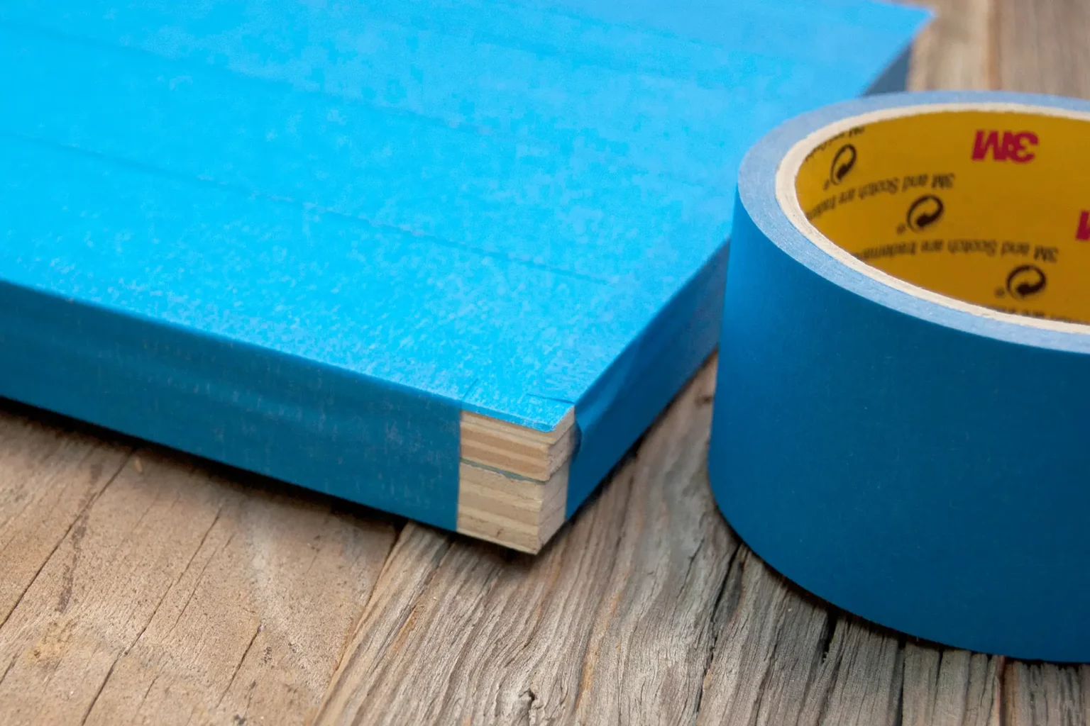 13-04-reise-zum-nordpol-pinguine-deko-laubsaege-dekupiersaege-vorlage-sperrholzplatten-blue-tape-stapel-fixieren-kante