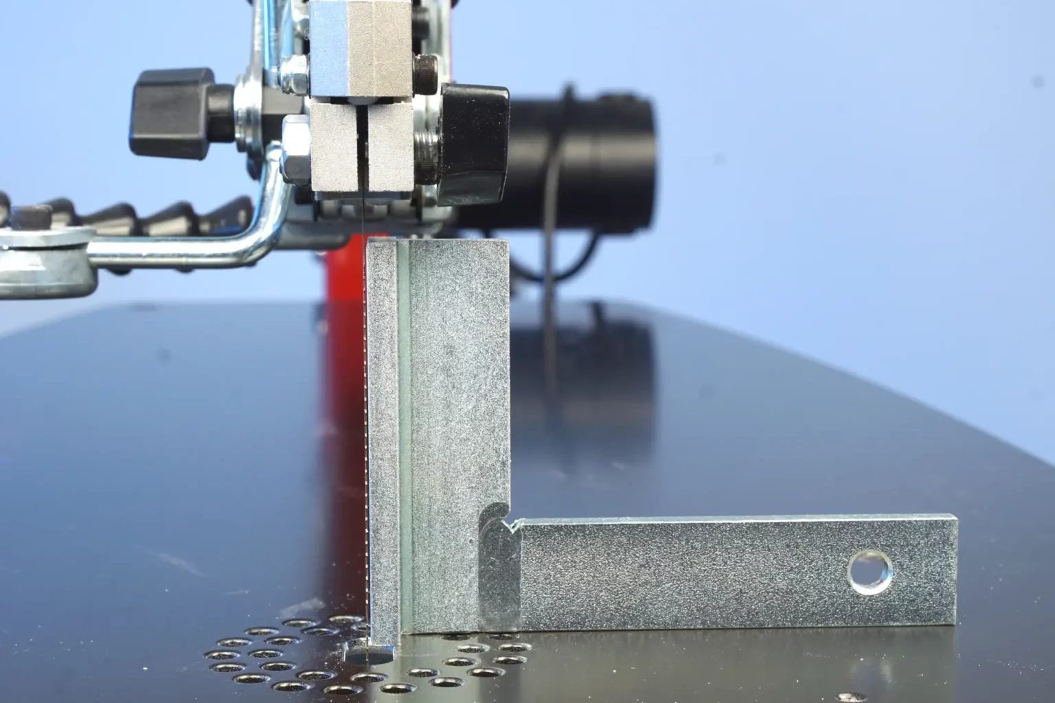 13-04-toene-in-holz-schlitztrommel-spielzeug-laubsaege-dekupiersaege-vorlage-saegetisch-saegeblatt-justieren-rechter-winkel