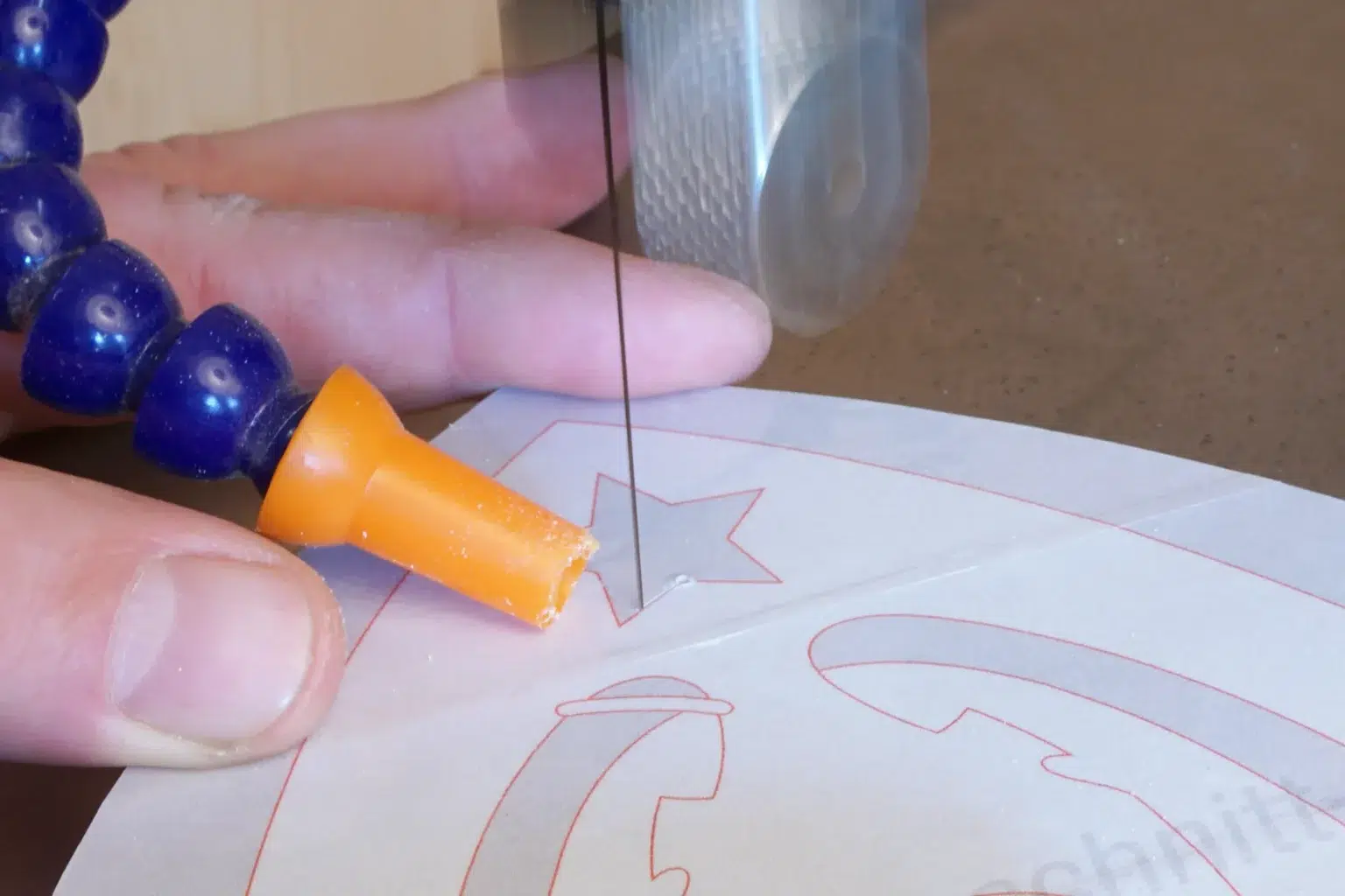 13-05-kleine-weihnachtskrippe-deko-laubsaege-dekupiersaege-vorlage-stern-innenschnitt-saegen