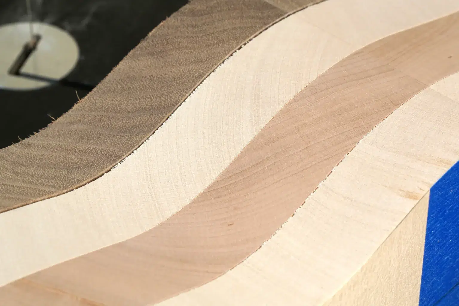 13-05-kuechenbrett-schneidebrett-laubsaege-dekupiersaege-vorlage-stapel-schnittergebnis-bandsaege