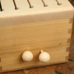 13-05-schlegel-toene-im-holz-schlitztrommel-spielzeug-laubsaege-dekupiersaege-vorlage-aufbewahung-schlegel-loecher-klangkoerper-bohren