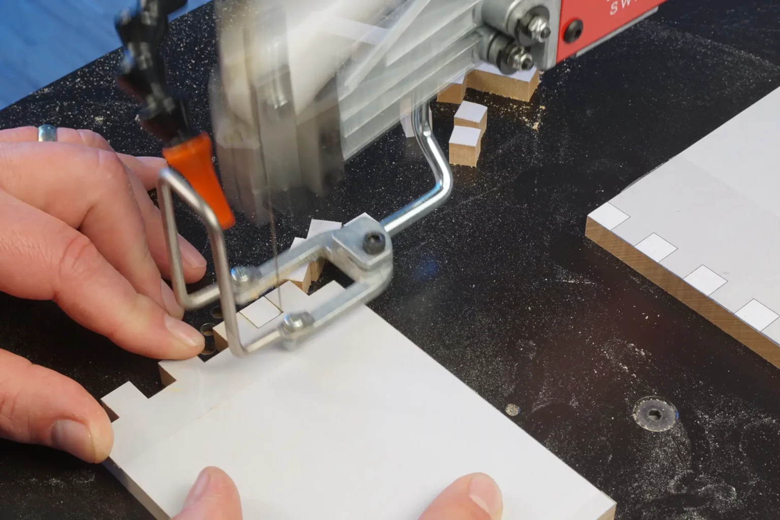 13-05-toene-in-holz-schlitztrommel-spielzeug-laubsaege-dekupiersaege-vorlage-verzahnung-kontur-saegen