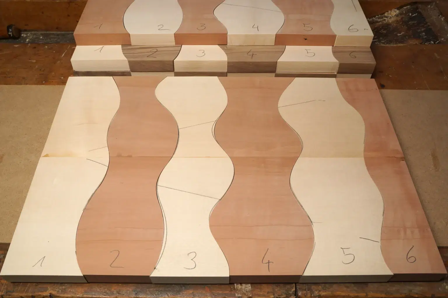 13-06-kuechenbrett-schneidebrett-laubsaege-dekupiersaege-vorlage-stapel-trennen-schichten-abwechseln-kennzeichnen