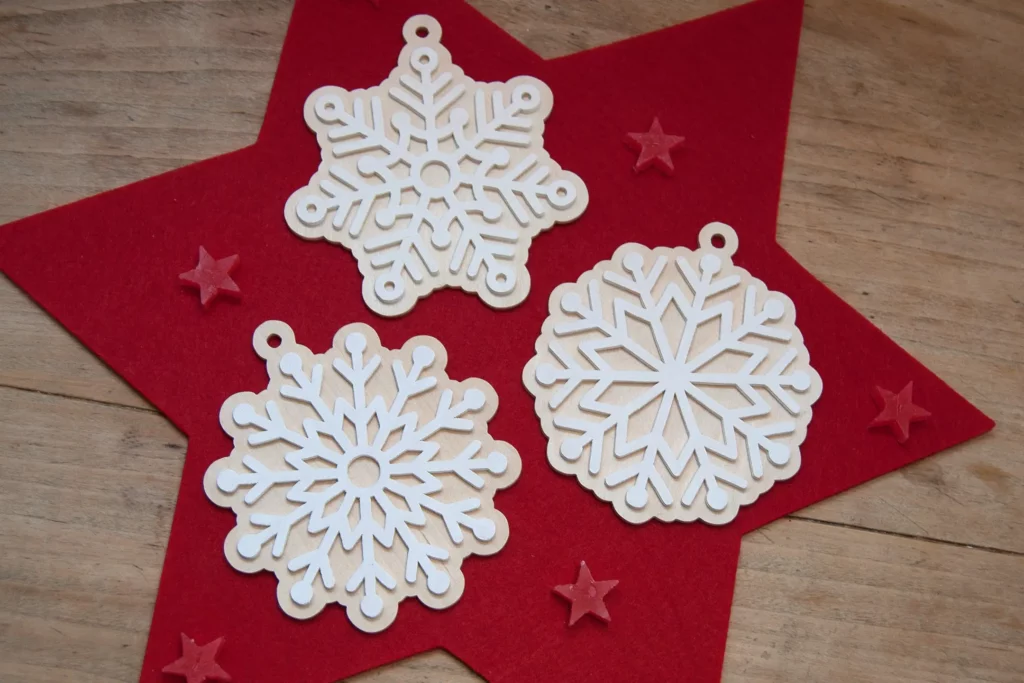 13-titel-03-dreaming-of-a-white-christmas-schneekristalle-laubsaege-dekupiersaege-vorlage