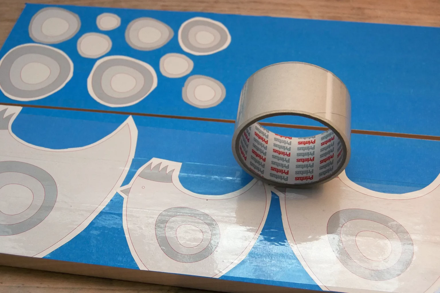 14-01-huehnerlauf-deko-laubsaege-dekupiersaege-vorlage-drucken-blue-tape-oberflaeche-bekleben-vorlage-aufkleben